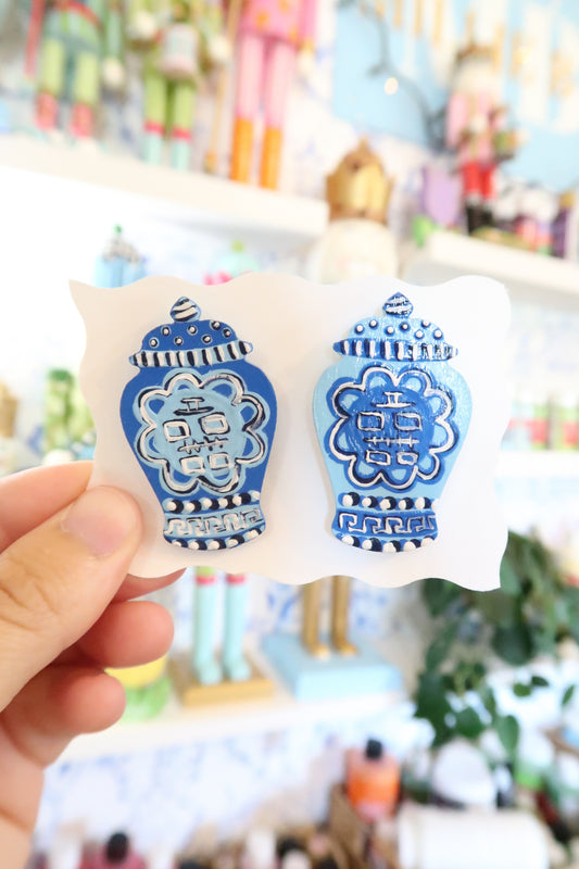 hand painted blue and white needle minder